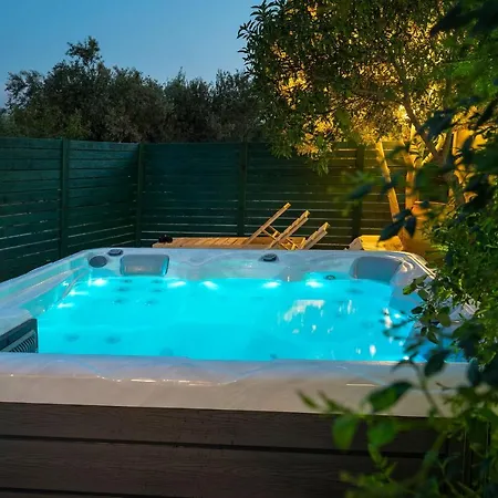 Feriehus Chrisi's House With Jacuzzi *
